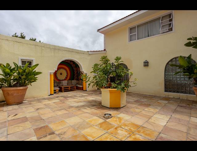 9 BEDROOM HOUSE TO LET IN CONSTANTIA